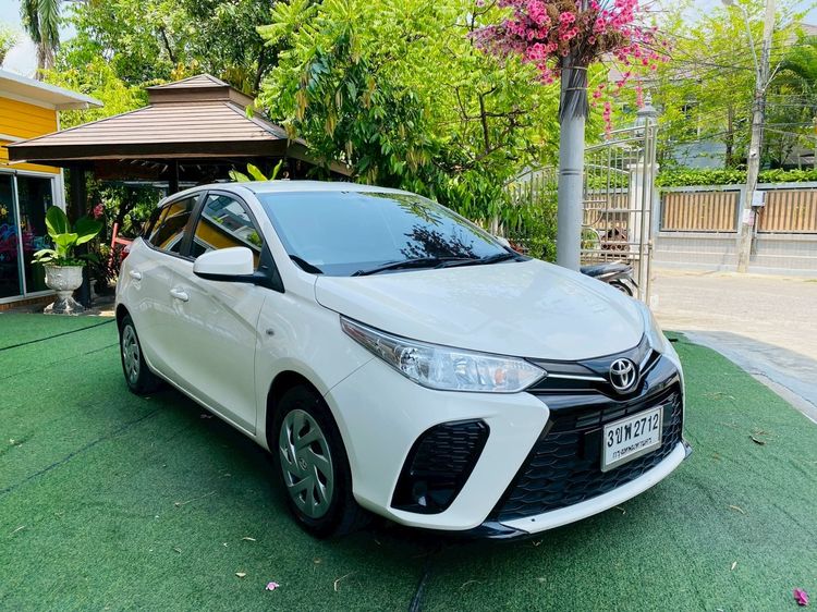 Toyota Yaris 2022 1.2 Entry Sedan เบนซิน LPG เกียร์อัตโนมัติ ขาว รูปที่ 4