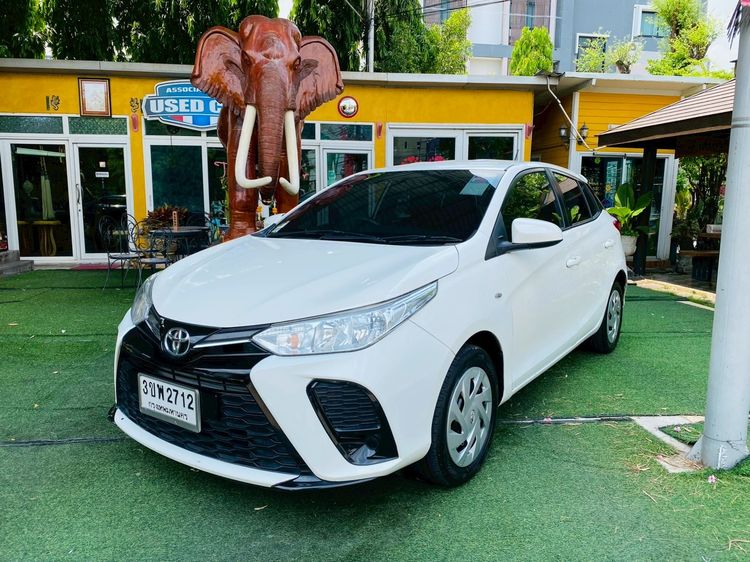 Toyota Yaris 2022 1.2 Entry Sedan เบนซิน LPG เกียร์อัตโนมัติ ขาว รูปที่ 2