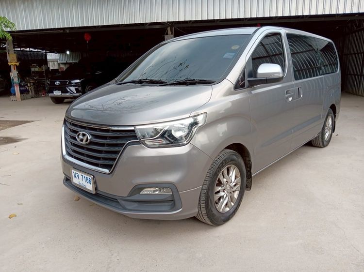 รถ Hyundai H-1  2.5 Maesto Touring สี บรอนซ์เงิน