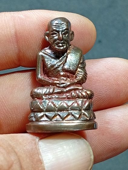 หลวงพ่อทวดวัดช้างไห้ บัวรอบก้นลายเซ็น