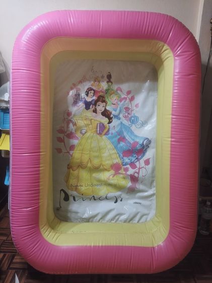 สระน้ำเป่าลมลายสีนูปปี้และเจ้าหญิง