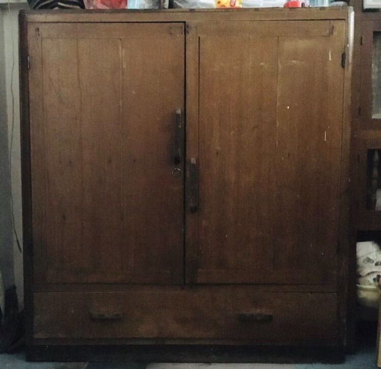 ตู้ไม้สัก กว้าง106ซม. หนา40ซม. สูง114ซม. ด้านบนเป็นส่วนตู้ ด้านล่างมีลิ้นชักยาว