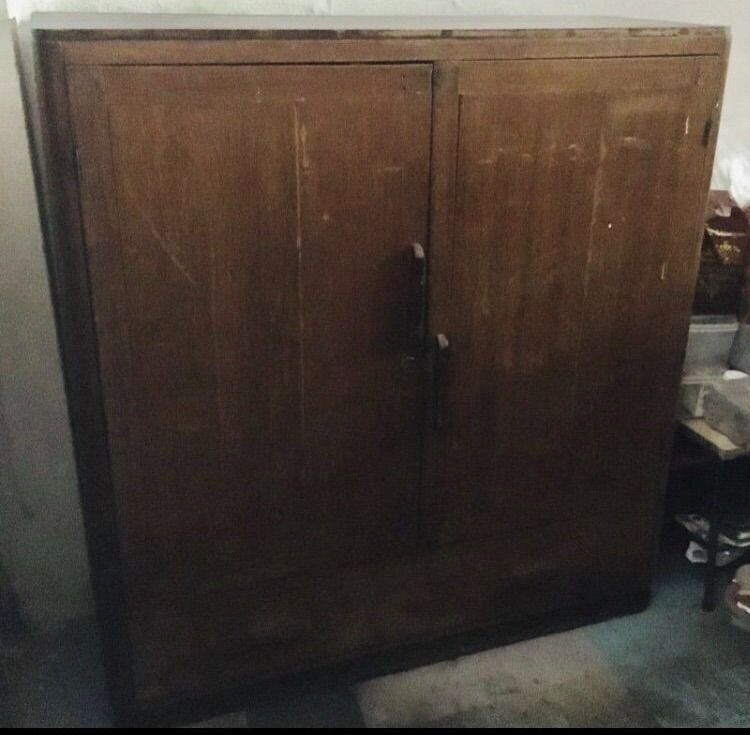 ตู้ไม้สัก กว้าง106ซม. หนา40ซม. สูง114ซม. ด้านบนเป็นส่วนตู้ ด้านล่างมีลิ้นชักยาว รูปที่ 2