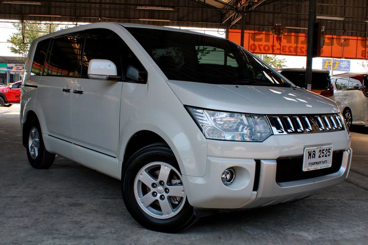 Mitsubishi Delica 2015 2.0 Sedan เบนซิน ไม่ติดแก๊ส เกียร์อัตโนมัติ ขาว รูปที่ 2