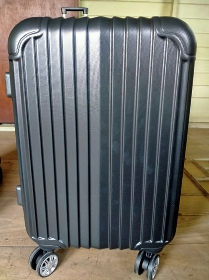 กระเป๋าเดินทางสีดำ