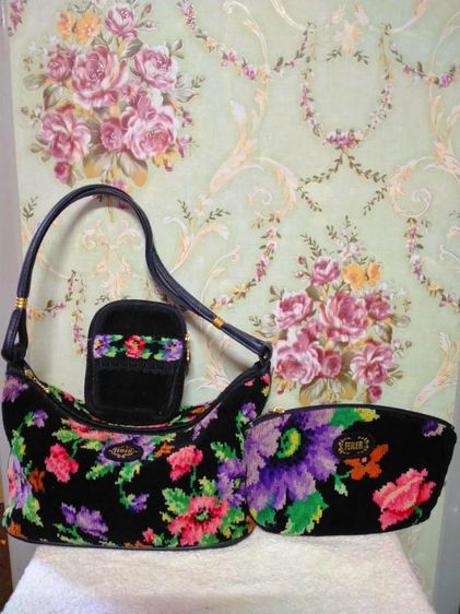 กระเป๋าลายดอกไม้