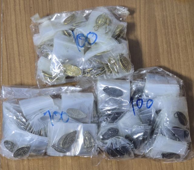 หลวงปู่แผ้ว ใบขี้เหล็กรุ่นหนุนดวง 