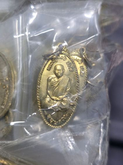 หลวงปู่แผ้ว ใบขี้เหล็กรุ่นหนุนดวง  รูปที่ 4