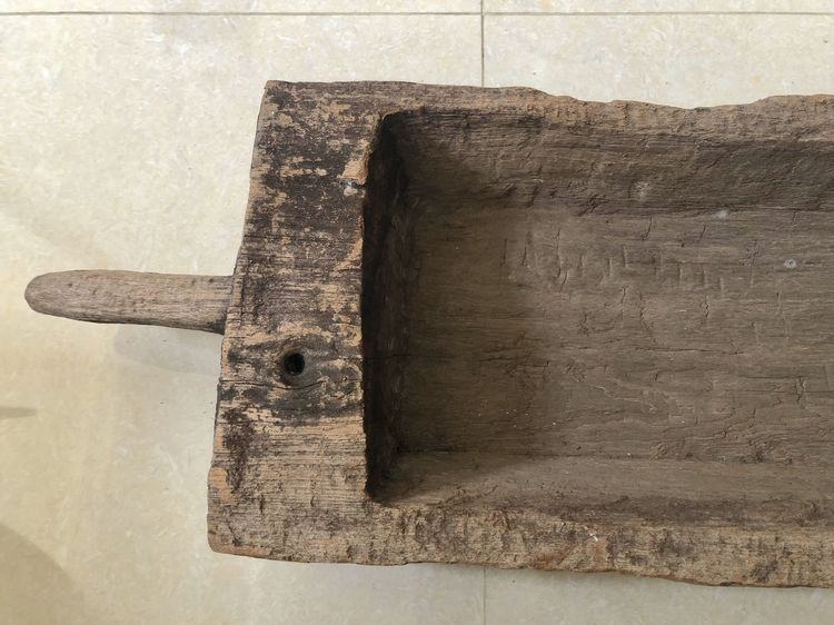 รางข้าวหมูไม้สักเก่า ไม้เนื้อแน่นหนาและหนัก รูปที่ 9