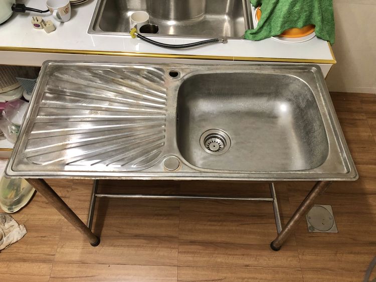 ซิงค์ล้างจานสแตนเลส ขนาดกว้าง 1 เมตร จุกยางขาครบทั้ง 4 ขา