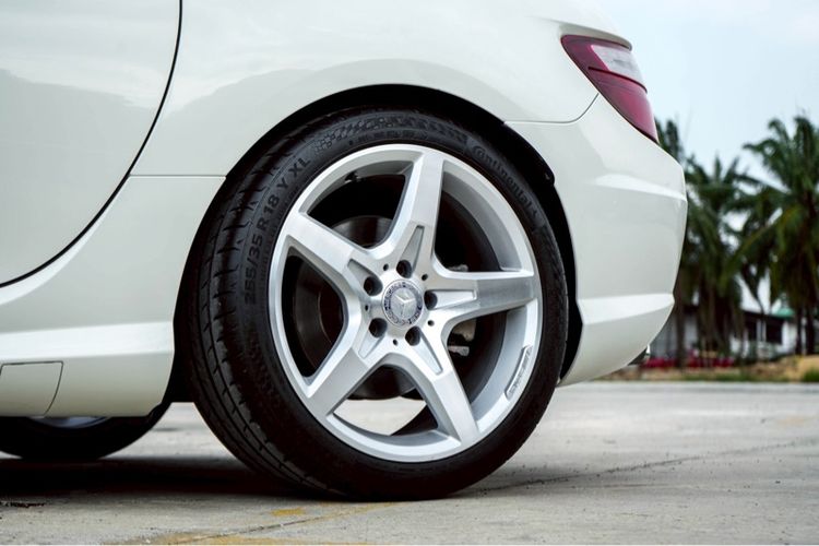 Mercedes-Benz SLK-Class 2014 SLK200 AMG Sedan เบนซิน ไม่ติดแก๊ส เกียร์อัตโนมัติ ขาว รูปที่ 2