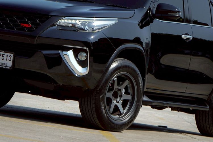 Toyota Fortuner 2017 2.4 V Utility-car ดีเซล ไม่ติดแก๊ส เกียร์อัตโนมัติ ดำ รูปที่ 2