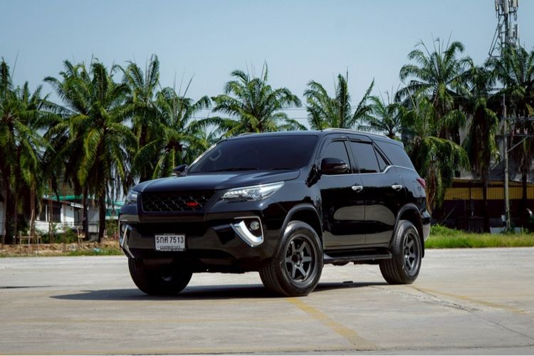 รถ Toyota Fortuner 2.4 V สี ดำ