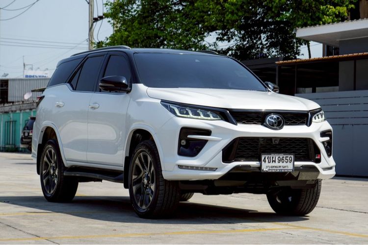 Toyota Fortuner 2023 2.8 V TRD Sportivo Black Top 4WD Utility-car ดีเซล ไม่ติดแก๊ส เกียร์อัตโนมัติ ขาว รูปที่ 3
