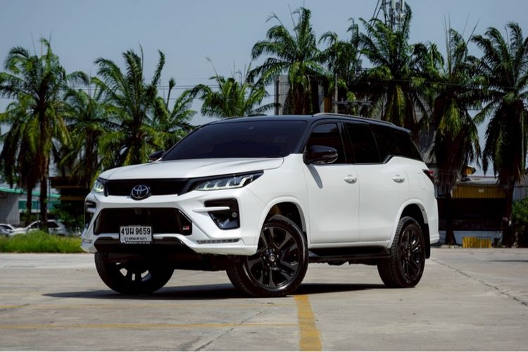 Toyota Fortuner 2023 2.8 V TRD Sportivo Black Top 4WD Utility-car ดีเซล ไม่ติดแก๊ส เกียร์อัตโนมัติ ขาว