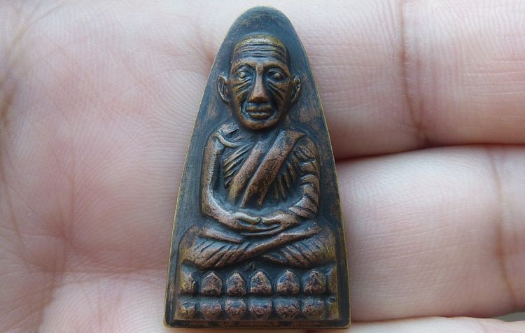 หลวงปู่ทวดพิมพ์ใหญ่หลังหนังสือ