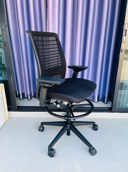 ดำ เก้าอี้สำนักงาน เก้าอี้สตูสูง Steelcase รุ่น Think V2 โมเดอร์นฟอร์ม