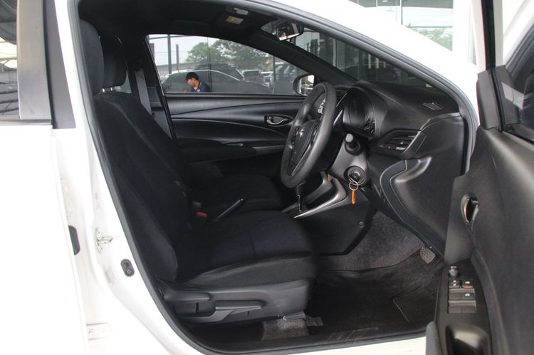 Toyota Yaris 2023 1.2 Entry Sedan เบนซิน ไม่ติดแก๊ส เกียร์อัตโนมัติ ขาว รูปที่ 3