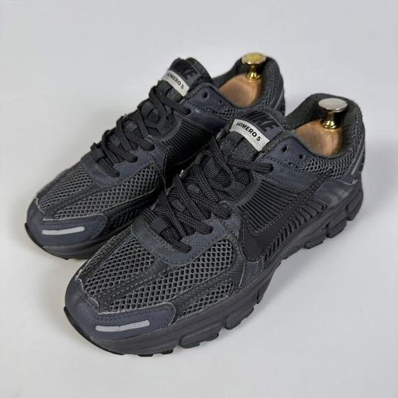 รองเท้า NIKE รุ่น VOMERO 5 แท้ 💯 เบอร์ US 7 cm 25 คนเท้า 24.5-25.5 cm ใส่ได้ครับ สภาพดีมาก พื้นเต็ม เบามาก ทรงสวย หายากน่าสะลมครับ รูปที่ 2