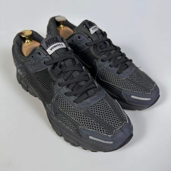 รองเท้า NIKE รุ่น VOMERO 5 แท้ 💯 เบอร์ US 7 cm 25 คนเท้า 24.5-25.5 cm ใส่ได้ครับ สภาพดีมาก พื้นเต็ม เบามาก ทรงสวย หายากน่าสะลมครับ รูปที่ 3