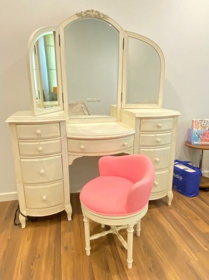 โต๊ะเครื่องแป้ง  Pottery Barn "Lilac" Vanity   รูปที่ 4