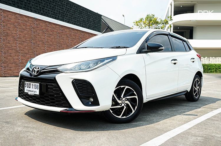 รถ Toyota Yaris 1.2 Sport Hatchback สี ขาว