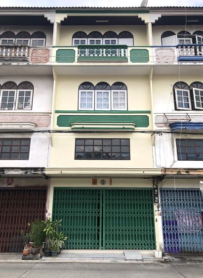 ตึกแถว 3 ชั้นครึ่ง มีชั้นลอย อยู่ซอยกำนันแม้น รีโนเวทแล้ว พร้อมเข้าอยู่