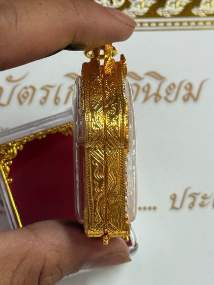 พระขุนแผนหลวงปู่ทิมวัดละหารไร่เนื้อก้นครก พิมพ์ใหญ่ฝังตะกรุดทองแดงมหาปราบพร้อมกรอบทองไมครอนพร้อมบัตรรับรองพระแท้กรอบไม้สำหรับตั้งโชว์ รูปที่ 6