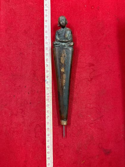 เหล็กจานหลวงปู่ทิมวัดละหารไร่ด้ามแกะลูกเหมือนหลวงปู่ทิมไม้สักทองเหล็กจานปลุกเสกแล้วผ่านการใช้งานจริง