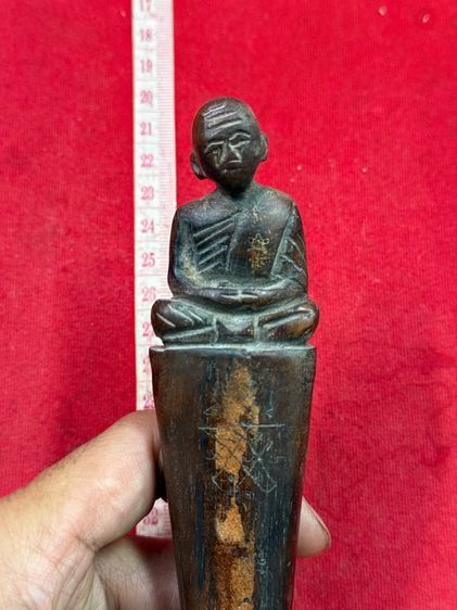 เหล็กจานหลวงปู่ทิมวัดละหารไร่ด้ามแกะลูกเหมือนหลวงปู่ทิมไม้สักทองเหล็กจานปลุกเสกแล้วผ่านการใช้งานจริง รูปที่ 3