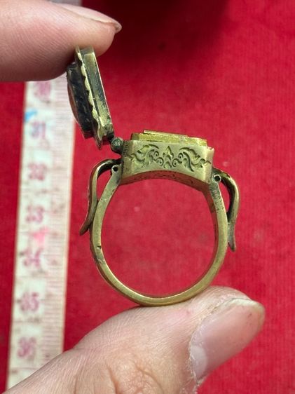 แหวนตลับสีผึ้งหลวงพ่อเดิมวัดหนองโพ สีผึ้งฝังสิงห์แกะฝังตะกรุดตลับเปิดปิดได้ลงยาพร้อมกล่องครบชุด รูปที่ 6