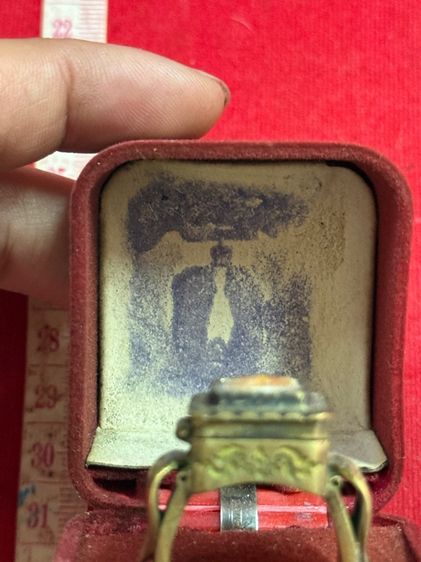 แหวนตลับสีผึ้งหลวงพ่อเดิมวัดหนองโพ สีผึ้งฝังสิงห์แกะฝังตะกรุดตลับเปิดปิดได้ลงยาพร้อมกล่องครบชุด รูปที่ 3