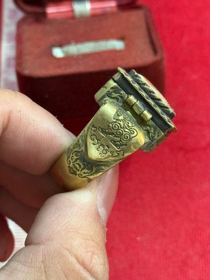 แหวนตลับสีผึ้งหลวงพ่อเดิมวัดหนองโพ สีผึ้งฝังสิงห์แกะฝังตะกรุดตลับเปิดปิดได้ลงยาพร้อมกล่องครบชุด รูปที่ 5