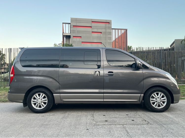 รถ Hyundai H-1  2.5 Deluxe สี เทา