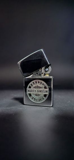 ไฟแช็คซิปโป้ สีเงินเงา แกะลาย HD .ลิขสิทธิ์แท้ 