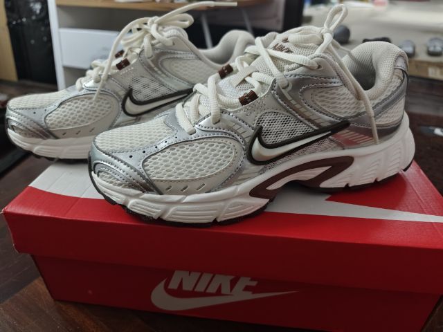 รองเท้าผ้าใบผู้หญิง NIKE V5 RNR รูปที่ 2