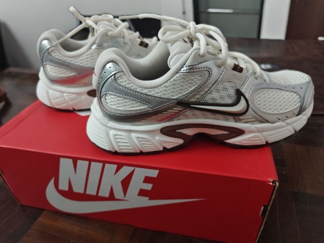 UK 5 | EU 38 | US 6.5 รองเท้าผ้าใบผู้หญิง NIKE V5 RNR