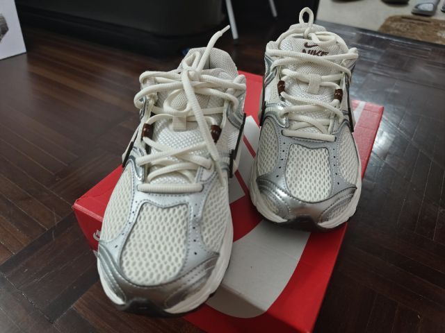 รองเท้าผ้าใบผู้หญิง NIKE V5 RNR รูปที่ 4