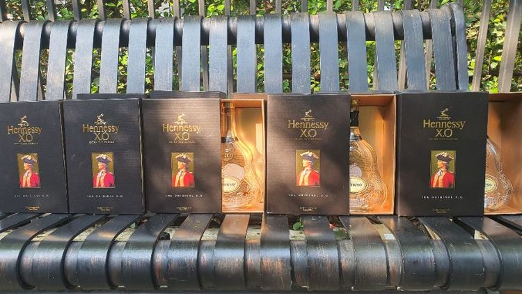 กล่องเปล่าพร้อมขวดสวยๆใหม่ๆสนใจนัดรับพระราม2ส่งได้ครับ