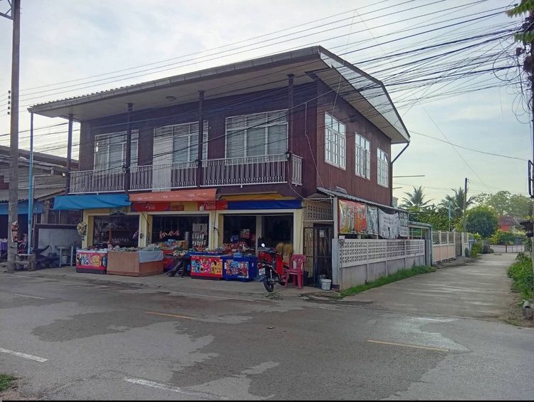บ้านพร้อมร้านขายของชำหน้าตลาด