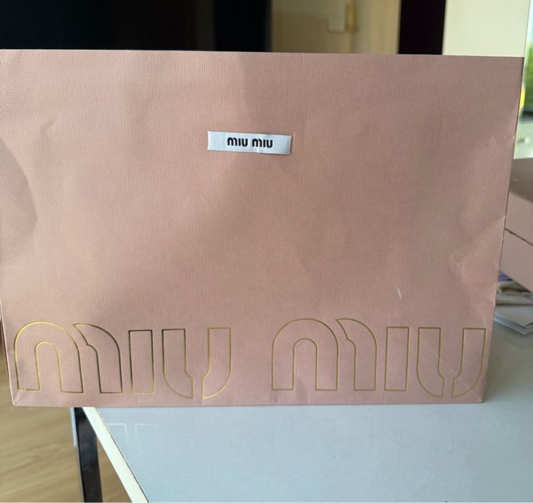 ถุงกระดาษ Miu Miu ของแท้จาก shop พร้อมริบบิ้นผูกสาย สภาพดี รูปที่ 3