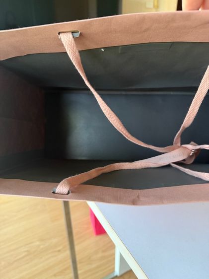 ถุงกระดาษ Miu Miu ของแท้จาก shop พร้อมริบบิ้นผูกสาย สภาพดี รูปที่ 4
