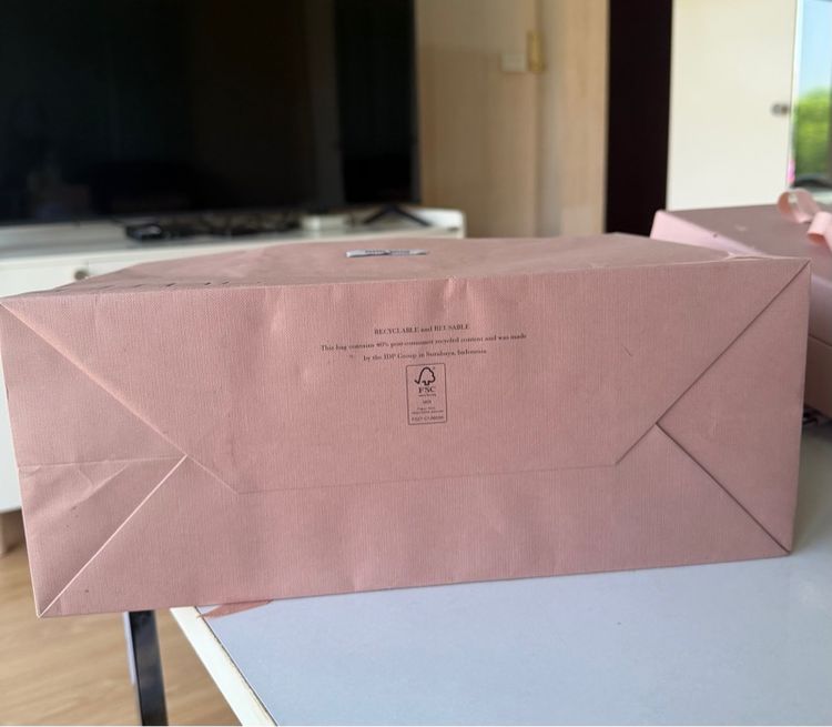 ถุงกระดาษ Miu Miu ของแท้จาก shop พร้อมริบบิ้นผูกสาย สภาพดี รูปที่ 6