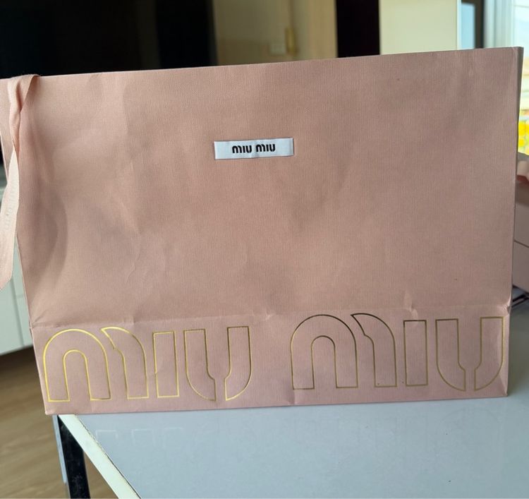 ถุงกระดาษ Miu Miu ของแท้จาก shop พร้อมริบบิ้นผูกสาย สภาพดี