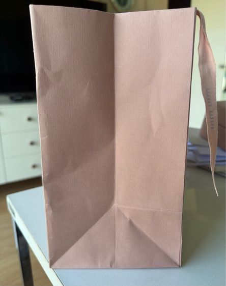 ถุงกระดาษ Miu Miu ของแท้จาก shop พร้อมริบบิ้นผูกสาย สภาพดี รูปที่ 2