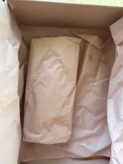 กล่องใส่กระเป๋า Miu Miu พร้อมอุปกรณ์ในภาพ ของแท้จาก shop กล่องมีร่องรอยตามภาพ แต่อุปกรณ์อื่นดีมาก รูปที่ 9