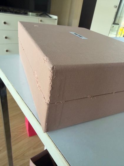 กล่องใส่กระเป๋า Miu Miu พร้อมอุปกรณ์ในภาพ ของแท้จาก shop กล่องมีร่องรอยตามภาพ แต่อุปกรณ์อื่นดีมาก รูปที่ 6