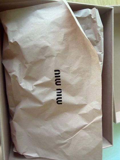 กล่องใส่กระเป๋า Miu Miu พร้อมอุปกรณ์ในภาพ ของแท้จาก shop กล่องมีร่องรอยตามภาพ แต่อุปกรณ์อื่นดีมาก รูปที่ 8