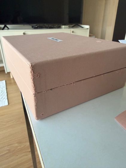 กล่องใส่กระเป๋า Miu Miu พร้อมอุปกรณ์ในภาพ ของแท้จาก shop กล่องมีร่องรอยตามภาพ แต่อุปกรณ์อื่นดีมาก รูปที่ 4