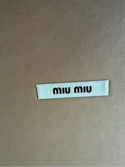 กล่องใส่กระเป๋า Miu Miu พร้อมอุปกรณ์ในภาพ ของแท้จาก shop กล่องมีร่องรอยตามภาพ แต่อุปกรณ์อื่นดีมาก รูปที่ 2